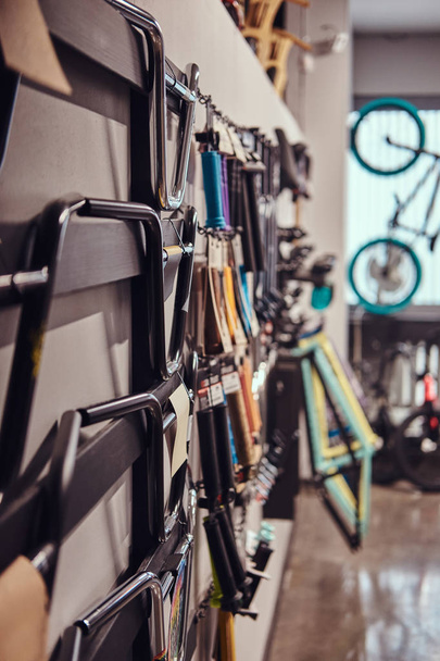 Foto verticale di un negozio specializzato di pezzi di ricambio per bici BMX
. - Foto, immagini