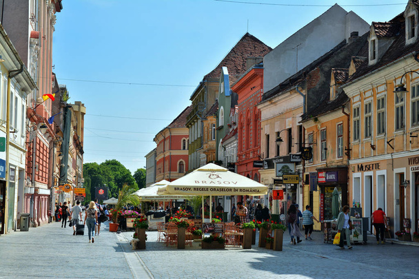 ブラソフ、ルーマニア - 2018年5月。ブラソフの旧市街、ブラソフ市の素晴らしい観光アトラクション、ルーマニア. - 写真・画像