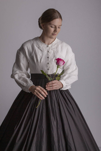 Wiktoriański Kobieta w białej bluzce i czarnej spódnicy - Zdjęcie, obraz