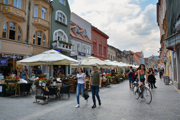 Braszów, Rumunia-maj, 2018. Stare miasto w Braszowie, niesamowite atrakcje turystyczne w Brasov, Rumunia. - Zdjęcie, obraz
