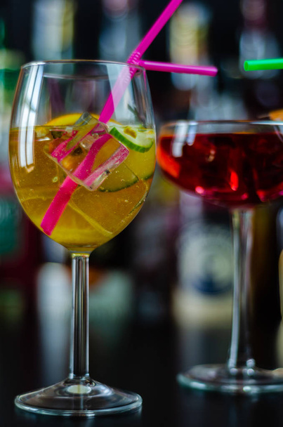 fresh and refreshing cocktails based on gin, a distinctive herbal flavor, bar - Valokuva, kuva
