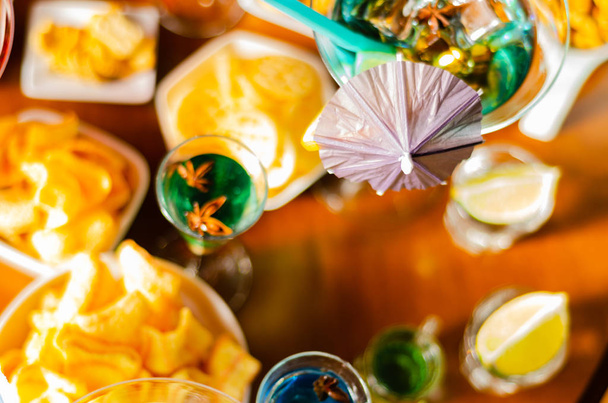 Bebidas sabrosas y coloridas basadas en varios alcoholes, jarabes y licores, efecto único del trabajo del barman, noche de fiesta
 - Foto, imagen