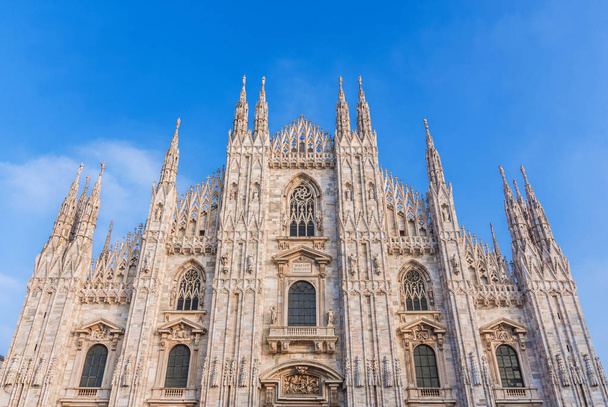 Bela fachada gótica da Catedral de Milão e pináculos, o símbolo da cidade
 - Foto, Imagem