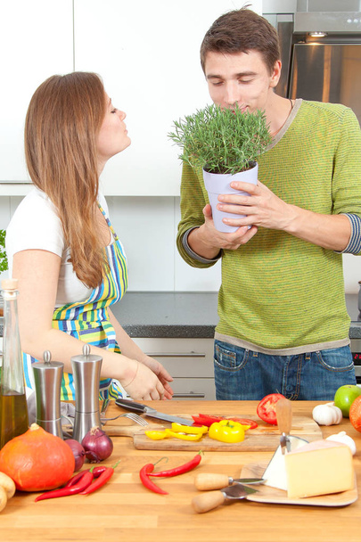 Boldog fiatal pár előkészítése egészséges élelmiszerek együtt a konyha. Egészséges élelmiszer koncepció - Fotó, kép