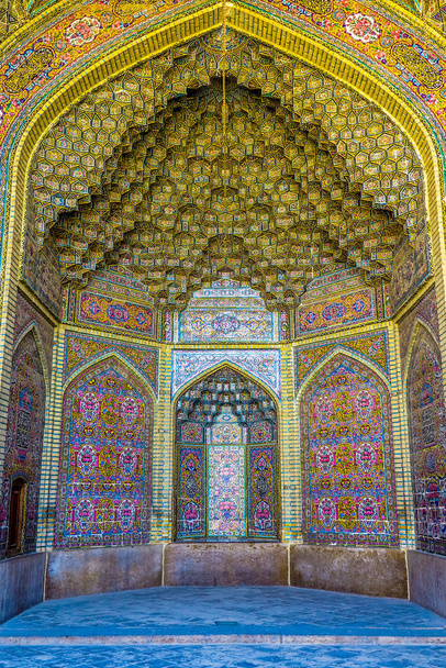 Shiraz Nasir Al-Mulk roze moskee gele en blauwe tegels Ornament Muqarna Ahoopay honingraat Stalactiet voltige - Foto, afbeelding