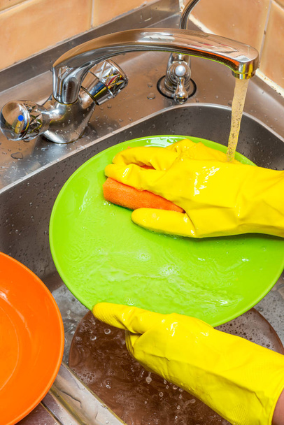 mytí nádobí v kuchyni s rukama v rukavicích - Fotografie, Obrázek