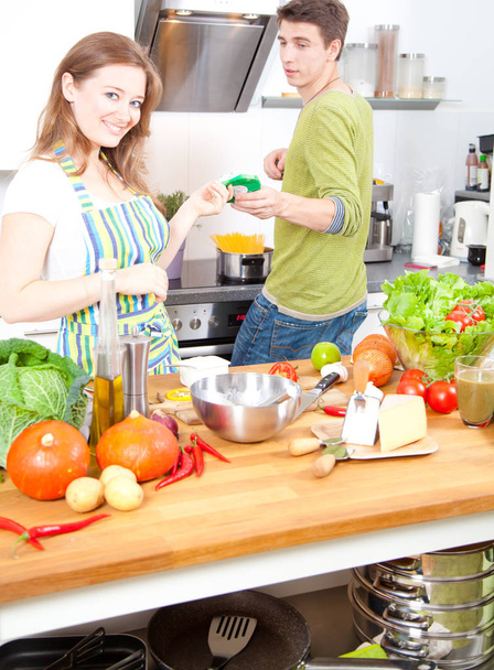 Gelukkige jonge paar samen koken in de keuken - Foto, afbeelding