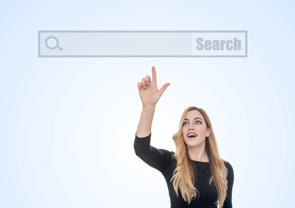 Привлекательная женщина указывает пальцем на пустую строку виртуального поиска интернет-браузера
. - Фото, изображение