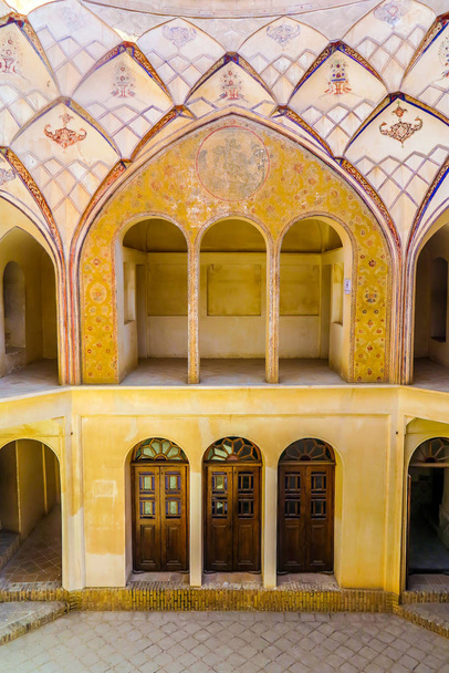 Kashan Tabatabaee Historiallinen talo kaareva Windows
 - Valokuva, kuva