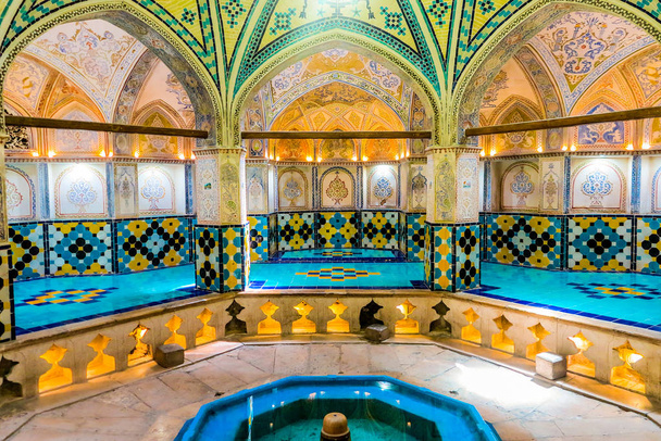 Kashan Sultan Amir Ahmad historische badhuis interieur met blauwe vloertegels - Foto, afbeelding