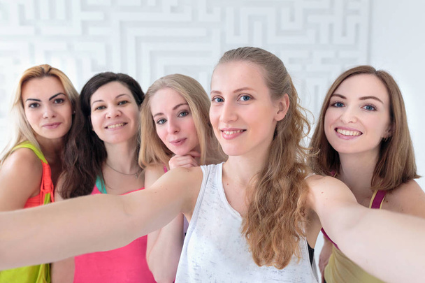 Primer plano de selfie de mujeres deportivas felices
 - Foto, Imagen