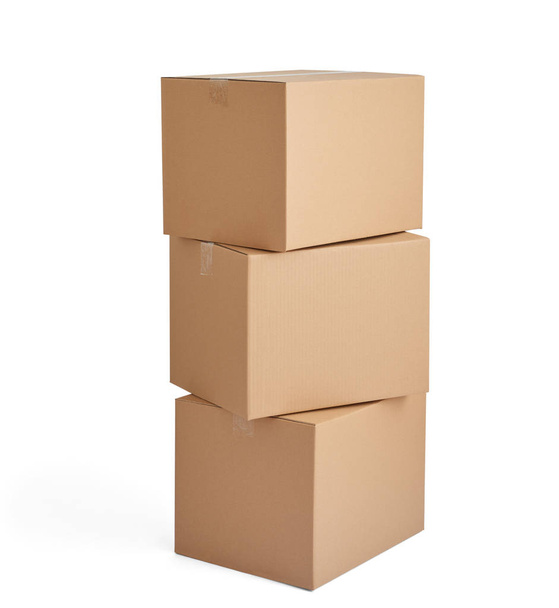 primer plano de una pila de cajas de cartón sobre fondo blanco - Foto, Imagen