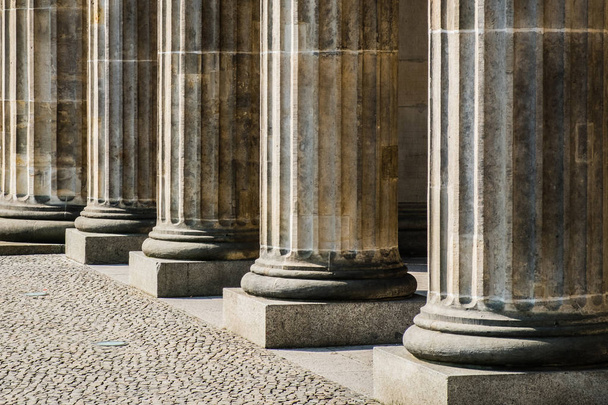  Säulen in Reihe - Sockel von Säulen, Gerichtsgebäude historisch - Foto, Bild