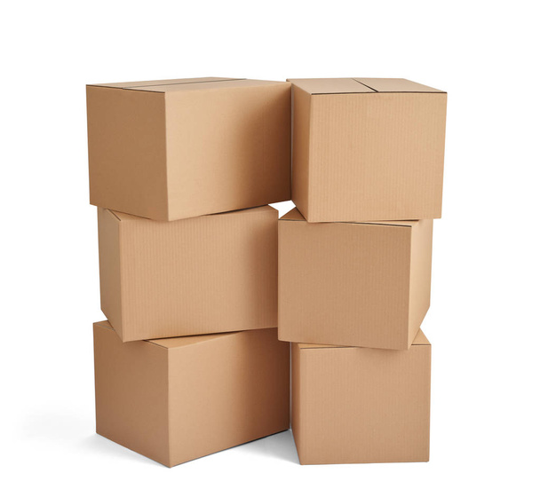 primer plano de una pila de cajas de cartón sobre fondo blanco - Foto, Imagen
