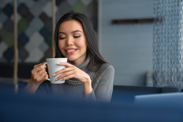 Businesswoman enjoying her coffee break after work day at the office - Foto, Bild