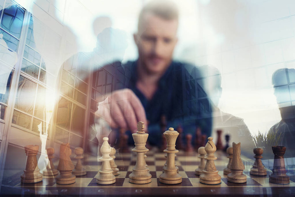 Επιχειρηματίας παιχνίδι με παιχνίδι σκάκι. η έννοια της επιχειρηματικής στρατηγικής και την τακτική. Διπλή έκθεση - Φωτογραφία, εικόνα