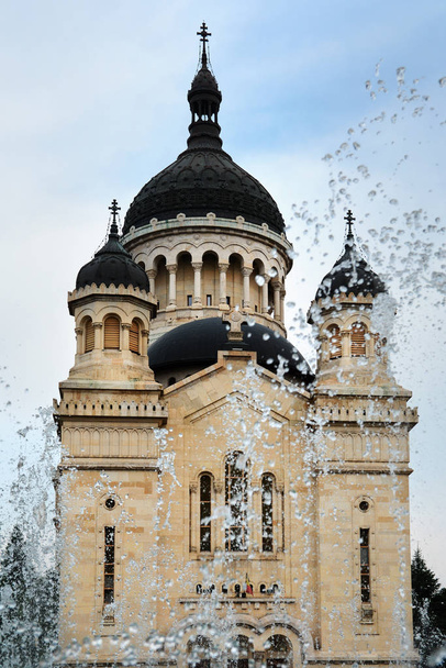 Catedral Ortodoxa e fonte de água em Cluj-Napoca Avram Iancu Square, Transilvânia região da Roménia
.  - Foto, Imagem