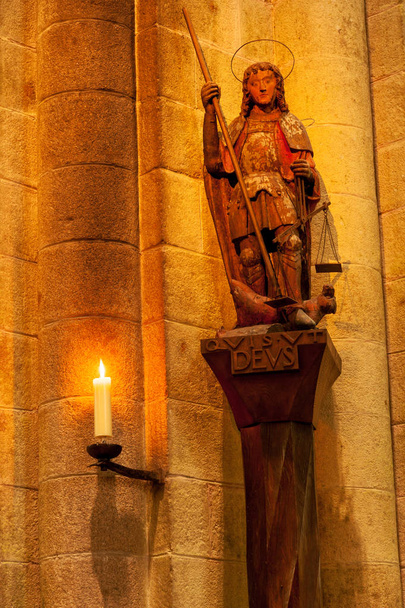 Estátua de anjo dentro da abadia de Mont Saint-Michel, costa da Normandia, França
 - Foto, Imagem
