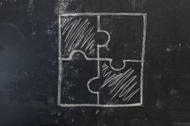 Рисунок мелом в виде головоломки на фоне черной доски
  - Фото, изображение