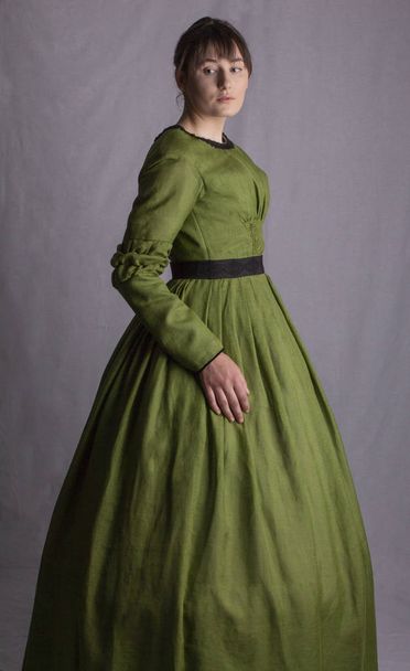 緑のドレスを身に着けているビクトリア朝の女性 - 写真・画像