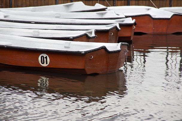 kis csónakok Horgonyzott a dokk - Fotó, kép