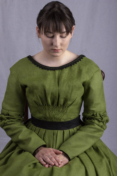 Вікторіанської жінка, що носить зелену сукню - Фото, зображення