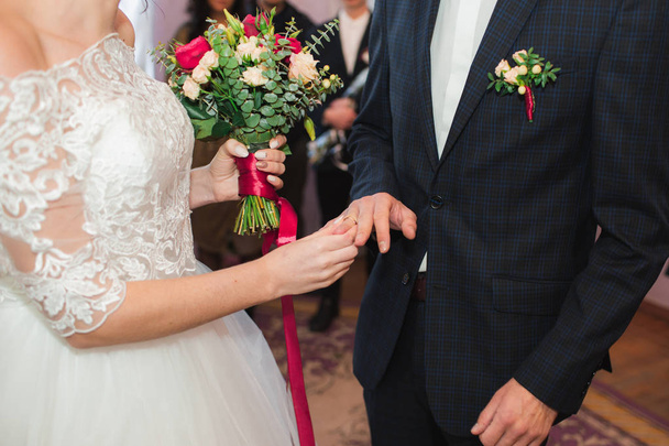 La ceremonia de intercambio de anillos de boda en la boda. Detalles y accesorios de la boda
. - Foto, Imagen