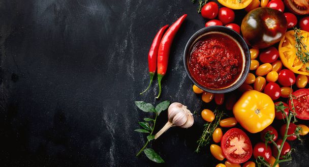 Tomatensaus met ingrediënten. Bovenaanzicht, vlakke leggen met kopie ruimte - Foto, afbeelding
