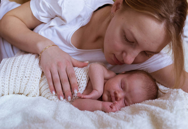 Säugling mit Mutter-Porträt in weiß - Foto, Bild