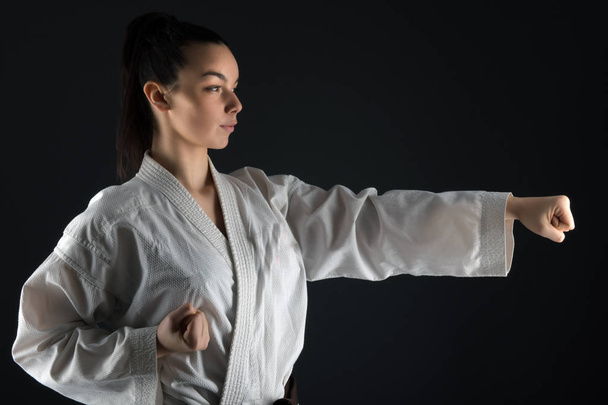 Młoda kobieta ubrana w tradycyjne Kimono praktykowania jej ruchy Karate - Zdjęcie, obraz