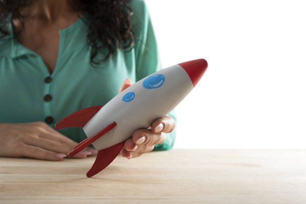 Geschäftsfrau startet sein Unternehmen mit einer Rakete Konzept von Start-up und Innovation - Foto, Bild