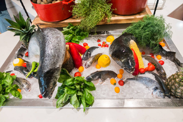Pesce fresco in un ristorante di pesce
 - Foto, immagini