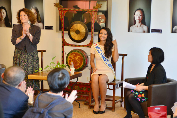 Miss France 2014 Flora Coquerel, second right, smiles at an exchange event for Chinese and foreign students in Shanghai, China, 6 May 2014. - 写真・画像