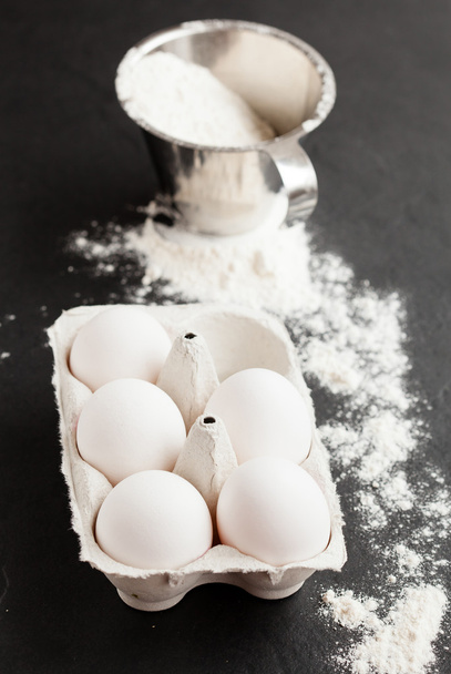αυγά και φλιτζάνι αλεύρι - Φωτογραφία, εικόνα