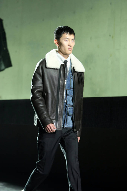 Dior Homme Winter 2014 Kokoelma muotinäytös Shanghaissa, Kiinassa, 18. huhtikuuta 2014
. - Valokuva, kuva