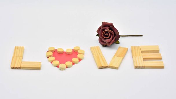 La palabra amor escrita con tableillas de madera, para el dia de san valentin - 写真・画像