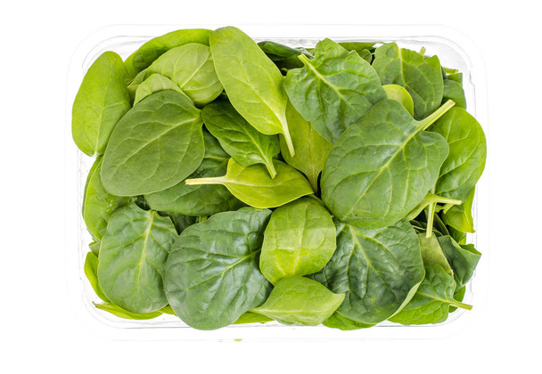 Spinat frische grüne Blätter in durchsichtiger Verpackung. Studioaufnahme - Foto, Bild