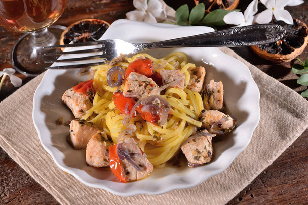 Lautanen spagettia tonnikalan ja tomaatin kanssa
 - Valokuva, kuva
