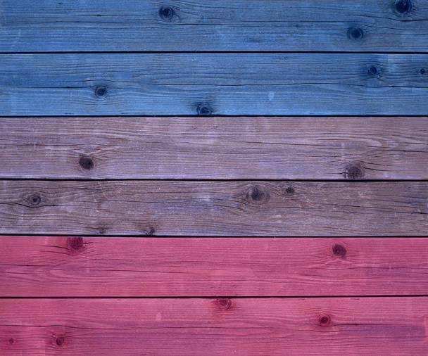 разноцветные деревянные доски на вертикальной оси в трех цветах
 - Фото, изображение