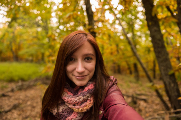 Selfie nuori nainen punertava hiukset metsässä
. - Valokuva, kuva