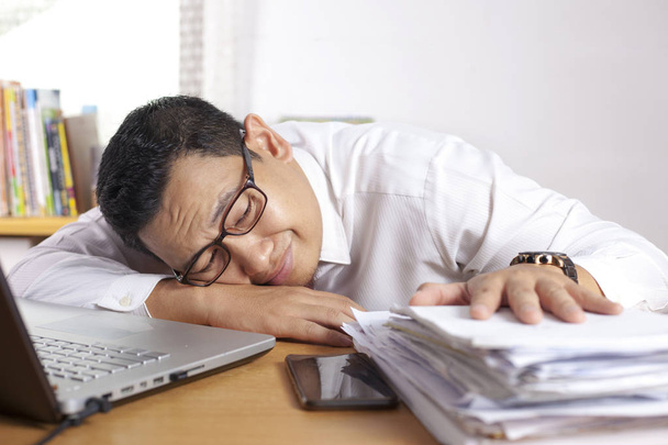 Muotokuva Aasian liikenainen väsynyt sairas stressi järkyttynyt päänsärky ele, koska enemmän paperityötä tehdä, ylityöllistetty toimistossa
 - Valokuva, kuva