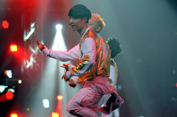 South Korean-Chinese pop group EXO performs during a stars concert to celebrate the 60th birthday of Hong Kong actor Jackie Chan in Beijing, China, 6 April 2014. - Fotografie, Obrázek