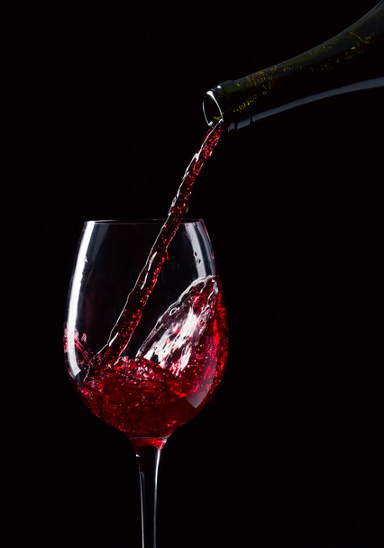 Бутылка и бокал с красным вином - Фото, изображение