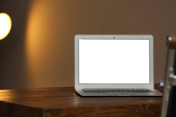 Computer portatile con schermo bianco sul tavolo all'interno. Spazio per testo
 - Foto, immagini
