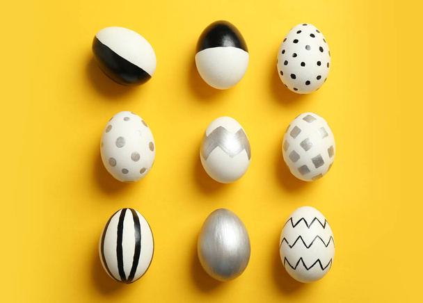 Flat lay composition with painted Easter eggs on color background - Foto, Bild