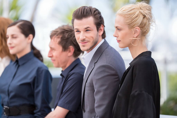 (Soldan sağa) Fransız aktris Amira Casar, yönetmen Bertrand Bonello, aktör Gaspard Ulliel ve manken Aymeline Valade, Cannes'da düzenlenen 67.. - Fotoğraf, Görsel