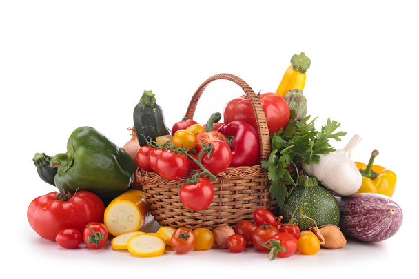 wicker basket with vegetables - Φωτογραφία, εικόνα