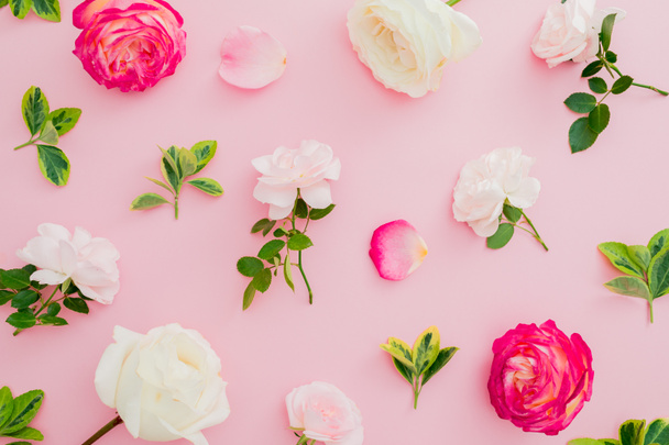 Composición del patrón floral con flores y hojas de rosas sobre fondo rosa. Asiento plano, vista superior. Día de San Valentín
 - Foto, imagen