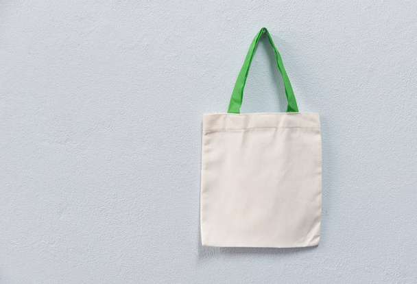weiße Tasche Leinwand Stoff Öko-Tasche Tuch Einkaufssack an der Wand Hintergrund / Null Abfall weniger Kunststoff sagen keine Plastiktüte Umweltverschmutzung Problem-Konzept - Foto, Bild