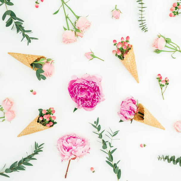 Patrón floral con peonías rosadas, pétalos de rosas, eucalipto, conos de gofres sobre fondo blanco. Piso tendido, vista superior
 - Foto, Imagen